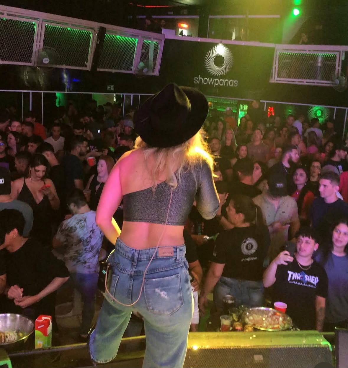 Vanessa Vaqueira em apresentação vibrante ao vivo
