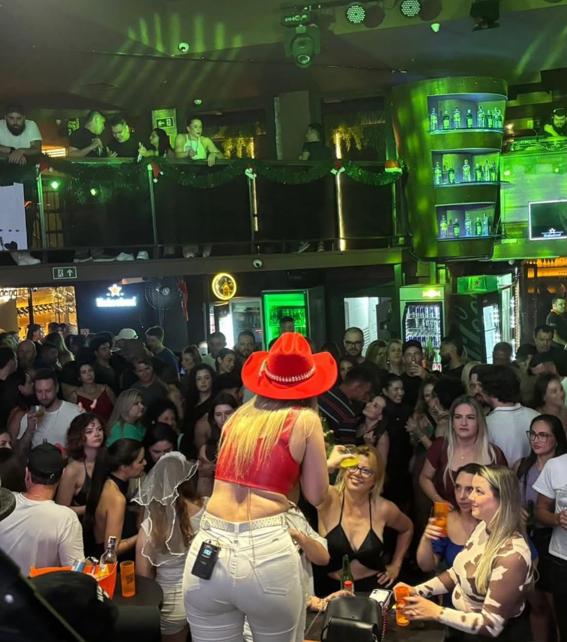 Show ao vivo de Vanessa Vaqueira com público animado